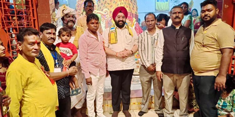 jamshedpur puja : बर्मामाइंस के कैरेज कॉलोनी में हुआ भव्य मां पहाड़ी की पूजा, अमरप्रीत सिंह काले ने लिया मां का आशीर्वाद jamshedpur puja : बर्मामाइंस के कैरेज कॉलोनी में हुआ भव्य मां पहाड़ी की पूजा, अमरप्रीत सिंह काले ने लिया मां का आशीर्वाद