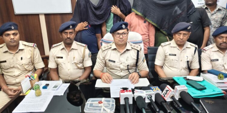 jharkhand deoghar police success- श्रावणी मेला से पहले बड़ी साजिश को पुलिस ने किया नाकाम, हथियार के साथ पांच गिरफ्तार, कार, पिस्टल व जिंदा कारतूस