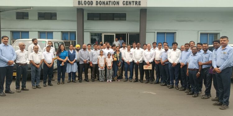 tata motors blood donation : टाटा मोटर्स के सीसीइ डिवीजन ने किया रक्तदान शिविर का आयोजन, लोगों ने दिखाया जोश tata motors blood donation : टाटा मोटर्स के सीसीइ डिवीजन ने किया रक्तदान शिविर का आयोजन, लोगों ने दिखाया जोश