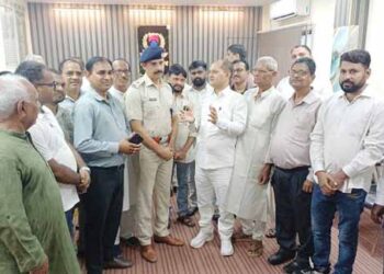Purendra met adityapur ps in-charge- आदित्यपुर थाना प्रभारी अंजनी कुमार से मिले पुरेंद्र, किया स्वागत, कानून-व्यवस्था पर हुई चर्चा Purendra met adityapur ps in-charge- आदित्यपुर थाना प्रभारी अंजनी कुमार से मिले पुरेंद्र, किया स्वागत, कानून-व्यवस्था पर हुई चर्चा