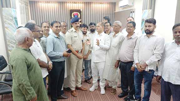 Purendra met adityapur ps in-charge- आदित्यपुर थाना प्रभारी अंजनी कुमार से मिले पुरेंद्र, किया स्वागत, कानून-व्यवस्था पर हुई चर्चा Purendra met adityapur ps in-charge- आदित्यपुर थाना प्रभारी अंजनी कुमार से मिले पुरेंद्र, किया स्वागत, कानून-व्यवस्था पर हुई चर्चा