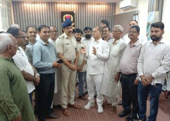 Purendra met adityapur ps in-charge- आदित्यपुर थाना प्रभारी अंजनी कुमार से मिले पुरेंद्र, किया स्वागत, कानून-व्यवस्था पर हुई चर्चा Purendra met adityapur ps in-charge- आदित्यपुर थाना प्रभारी अंजनी कुमार से मिले पुरेंद्र, किया स्वागत, कानून-व्यवस्था पर हुई चर्चा