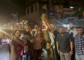 jamshedpur public protest against bihar cm : बिहार के मुख्यमंत्री सम्राट चौधरी के खिलाफ फूटा गुस्सा, पुतला दहन कर भरत तिवारी को ‘शहीद’ का दर्जा देने की उठी मांग, बागबेड़ा में दिखी जनता की एकता, देखिये – video