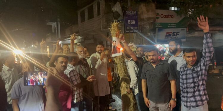 jamshedpur public protest against bihar cm : बिहार के मुख्यमंत्री सम्राट चौधरी के खिलाफ फूटा गुस्सा, पुतला दहन कर भरत तिवारी को ‘शहीद’ का दर्जा देने की उठी मांग, बागबेड़ा में दिखी जनता की एकता, देखिये – video