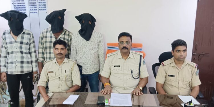 jamshedpur police success- मानगो के खड़िया बस्ती में हुई गोलीबारी मामले का पुलिस ने किया खुलासा, तीन गिरफ्तार, पैसों के लेन देन को लेकर हुए विवाद में दोस्त ने मारी गोली
