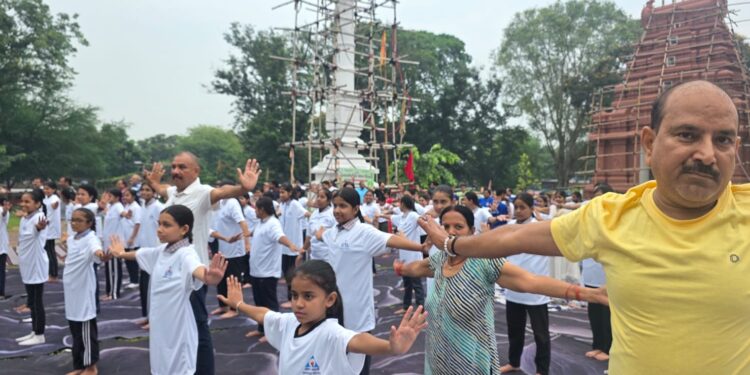 jamshedpur international yoga day- अंतरराष्ट्रीय योग दिवस पर लक्ष्मी नारायण मंदिर परिसर में विशाल योग शिविर का आयोजन, कई स्कूलों के बच्चों ने लिया भाग, अतिथियों ने योग की महत्ता बतायी, भारतीय प्राचीन परंपरा को अपनाने का किया आग्रह jamshedpur international yoga day- अंतरराष्ट्रीय योग दिवस पर लक्ष्मी नारायण मंदिर परिसर में विशाल योग शिविर का आयोजन, कई स्कूलों के बच्चों ने लिया भाग, अतिथियों ने योग की महत्ता बतायी, भारतीय प्राचीन परंपरा को अपनाने का किया आग्रह