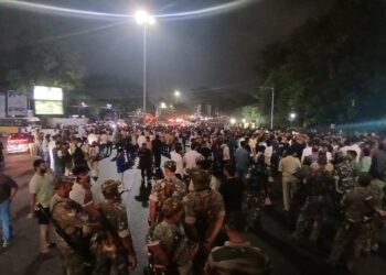 Jamshedpur murder protest : बिष्टुपुर डीडी बार में घायल हिमांशु की मौत के बाद आक्रोशित लोगों ने किया बिष्टुपुर गोलचक्कर जाम, पुलिस के खिलाफ लोगों में गुस्सा, देखिए – video