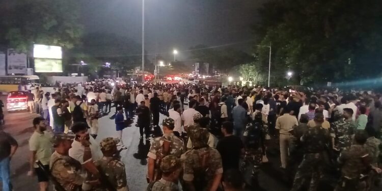 Jamshedpur murder protest : बिष्टुपुर डीडी बार में घायल हिमांशु की मौत के बाद आक्रोशित लोगों ने किया बिष्टुपुर गोलचक्कर जाम, पुलिस के खिलाफ लोगों में गुस्सा, देखिए – video
