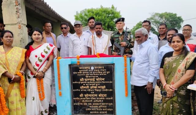 saraikela rajnagar ex cm champai soren-पू्र्व सीएम चंपाई सोरेन ने राजनगर में सड़क निर्माण कार्य का किया शिलान्यास