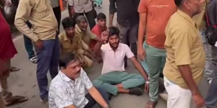 jamshedpur hungama- मानगो में ऑटो चालक ने ट्रैफिक पुलिस पर पांच हजार रुपये मांगने का लगाया आरोप, धरने पर बैठा, हंगामा jamshedpur hungama- मानगो में ऑटो चालक ने ट्रैफिक पुलिस पर पांच हजार रुपये मांगने का लगाया आरोप, धरने पर बैठा, हंगामा