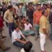 jamshedpur hungama- मानगो में ऑटो चालक ने ट्रैफिक पुलिस पर पांच हजार रुपये मांगने का लगाया आरोप, धरने पर बैठा, हंगामा