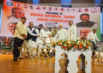 Intuc meeting : इंटक की बैठक में जुटे मजदूर नेता, राष्ट्रीय अध्यक्ष को जमशेदपुर के नेताओं ने सौंपा ज्ञापन