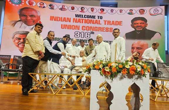 Intuc meeting : इंटक की बैठक में जुटे मजदूर नेता, राष्ट्रीय अध्यक्ष को जमशेदपुर के नेताओं ने सौंपा ज्ञापन