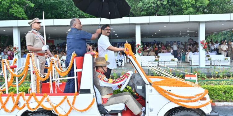 jharkhand police pass out parade : झारखंड पुलिस के पारण परेड में राज्य के 04 पुलिस उपाधीक्षक एवं 336 आरक्षी हुए शामिल, मुख्यमंत्री ने पारण परेड का किया निरीक्षण