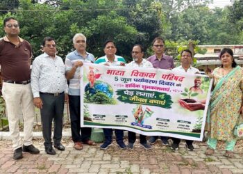 jamshedpur bharat vikas parishad- भारत विकास परिषद ने दो स्थानों पर लगाए 30 फलदार पौधे, देखभाल का भी लिया संकल्प