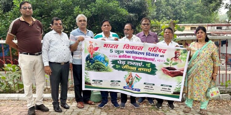 jamshedpur bharat vikas parishad- भारत विकास परिषद ने दो स्थानों पर लगाए 30 फलदार पौधे, देखभाल का भी लिया संकल्प