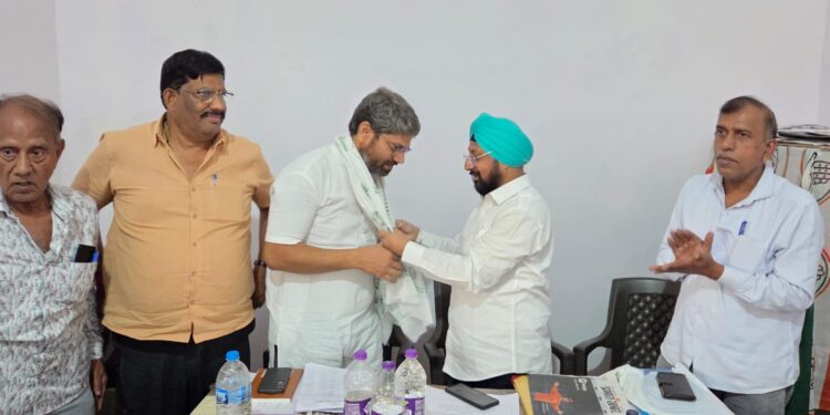 jamshedpur congress : जमशेदपुर में कांग्रेस जिला कार्यालय में प्रदेश महामंत्री सुनीत शर्मा ने जिला पदाधिकारी के कार्यो की समीक्षा की, संगठन को मजबूत बनाने पर जोर