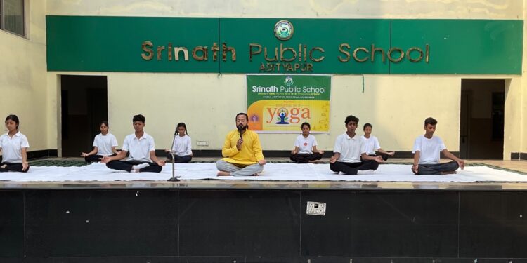 Srinath Public School-श्रीनाथ पब्लिक स्कूल में अन्तर्राष्ट्रीय योग दिवस पर बच्चों ने ली शपथ, विभिन्न प्रतियोगिता में बच्चों ने बढ़- चढकर लिया हिस्सा