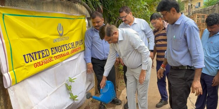 jamshedpur United EG tech- विश्व पर्यावरण दिवस पर यूनाइटेड ईजीटेक प्राइवेट लिमिटेड परिसर में लगाए गए फलदार पौधे,नियमित देखभाल का लिया संकल्प