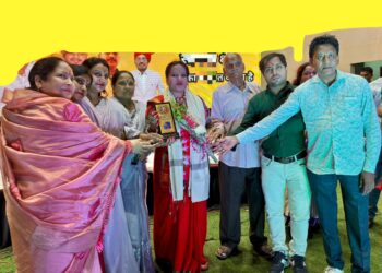 jamshedpur jugsalai teli sahu samaj-जुगसलाई तेली साहू समाज ने पंडवानी गायिका लोक कलाकार तरुणा साहू को किया सम्मानित, सामाजिक सेवा के क्षेत्र में उल्लेखनीय योगदान देने के लिए मिला सेवा सम्मान