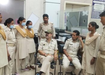 jamshedpur mgm home guard jawan- एमजीएम अस्पताल में तैनात होमगार्ड जवानों को तीन माह से नहीं मिला वेतन, परिवार चलाना हुआ मुश्किल, प्रभारी का किया घेराव, जल्द वेतन भुगतान नहीं होने पर आंदोलन व हड़ताल की दी चेतावनी jamshedpur mgm home guard jawan- एमजीएम अस्पताल में तैनात होमगार्ड जवानों को तीन माह से नहीं मिला वेतन, परिवार चलाना हुआ मुश्किल, प्रभारी का किया घेराव, जल्द वेतन भुगतान नहीं होने पर आंदोलन व हड़ताल की दी चेतावनी
