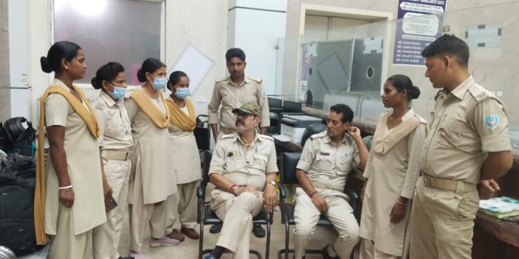 jamshedpur mgm home guard jawan- एमजीएम अस्पताल में तैनात होमगार्ड जवानों को तीन माह से नहीं मिला वेतन, परिवार चलाना हुआ मुश्किल, प्रभारी का किया घेराव, जल्द वेतन भुगतान नहीं होने पर आंदोलन व हड़ताल की दी चेतावनी jamshedpur mgm home guard jawan- एमजीएम अस्पताल में तैनात होमगार्ड जवानों को तीन माह से नहीं मिला वेतन, परिवार चलाना हुआ मुश्किल, प्रभारी का किया घेराव, जल्द वेतन भुगतान नहीं होने पर आंदोलन व हड़ताल की दी चेतावनी