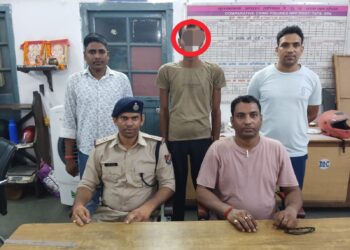 tatanagar rpf-grp success- ऑपरेशन यात्री सुरक्षा के तहत आरपीएफ व जीआरपी को मिली सफलता, टाटानगर स्टेशन से चोरी हुए दो मोबाइल के साथ चोर गिरफ्तार tatanagar rpf-grp success- ऑपरेशन यात्री सुरक्षा के तहत आरपीएफ व जीआरपी को मिली सफलता, टाटानगर स्टेशन से चोरी हुए दो मोबाइल के साथ चोर गिरफ्तार