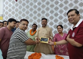 jharkhand deoghar kesarwani vaishya sabha-बैद्यनाथ धाम केसरवानी वैश्य सभा ने प्रयागराज के मेयर का किया अभिनंदन, एकजुटता के साथ समाज को रखें एक बंधन में: महापौर केसरवानी jharkhand deoghar kesarwani vaishya sabha-बैद्यनाथ धाम केसरवानी वैश्य सभा ने प्रयागराज के मेयर का किया अभिनंदन, एकजुटता के साथ समाज को रखें एक बंधन में: महापौर केसरवानी