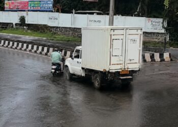 jamshedpur road accident- गोलमुरी आरडी टाटा गोलचक्कर पर चल रहा था हेलमेट जांच अभियान, पिकअप वैन ने स्कूटी को मारी टक्कर, दंपति घायल, देखिए video