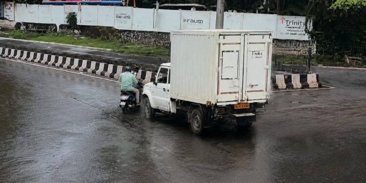 jamshedpur road accident- गोलमुरी आरडी टाटा गोलचक्कर पर चल रहा था हेलमेट जांच अभियान, पिकअप वैन ने स्कूटी को मारी टक्कर, दंपति घायल, देखिए video