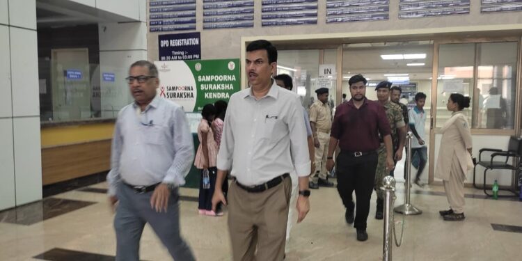 jamshedpur dc inspection-उपायुक्त ने किया एमजीएम अस्पताल का निरीक्षण, मलेरिया मरीजों से किया संवाद, पदाधिकारियों को साफ- सफाई समेत अन्य सुविधाओं को बेहतर बनाए रखने के दिए निर्देश, देखिए video