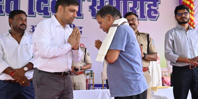 deoghar tribute meeting- शहीदों की शहादत को सभी ने किया नमन, देश भक्तों के दिखाए मार्ग पर चलना सच्ची श्रद्धांजलि: डीसी, पर्यटन स्थलों को बेहतर बनाने से जुड़े अपने सुझाव जिला प्रशासन को अवश्य दे deoghar tribute meeting- शहीदों की शहादत को सभी ने किया नमन, देश भक्तों के दिखाए मार्ग पर चलना सच्ची श्रद्धांजलि: डीसी, पर्यटन स्थलों को बेहतर बनाने से जुड़े अपने सुझाव जिला प्रशासन को अवश्य दे