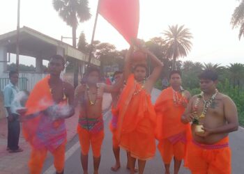 jamshedpur rural-चाकुलिया के चंडेश्वर शिव मंदिर परिसर में पांच दिवसीय चड़क पूजा शुरू jamshedpur rural-चाकुलिया के चंडेश्वर शिव मंदिर परिसर में पांच दिवसीय चड़क पूजा शुरू