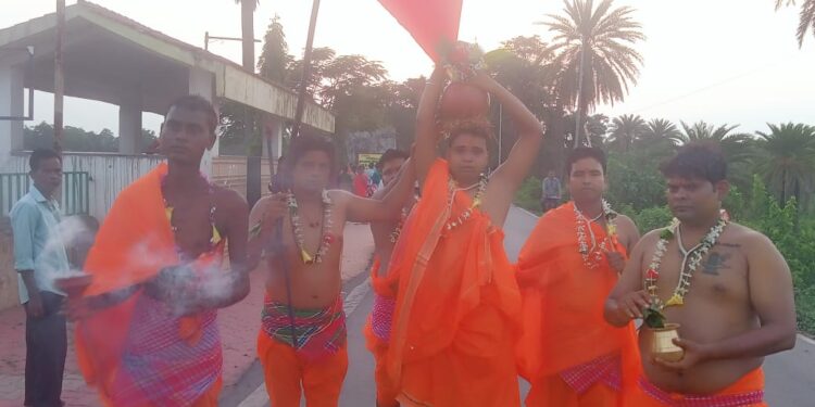 jamshedpur rural-चाकुलिया के चंडेश्वर शिव मंदिर परिसर में पांच दिवसीय चड़क पूजा शुरू jamshedpur rural-चाकुलिया के चंडेश्वर शिव मंदिर परिसर में पांच दिवसीय चड़क पूजा शुरू