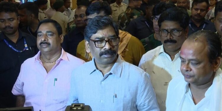 jharkhand cabinet meeting : झारखंड कैबिनेट की बैठक में 23 प्रस्तावों को मंजूरी, जमशेदपुर के ग्रामीण इलाका के पन्ना के खदान के ऑक्शन की प्रक्रिया शुरू, जंगली जानवरों से हमले में मौत होने पर मिलेंगे 10 लाख, मोटर यान निरीक्षकों की बहाली का रास्ता साफ, jharkhand cabinet meeting : झारखंड कैबिनेट की बैठक में 23 प्रस्तावों को मंजूरी, जमशेदपुर के ग्रामीण इलाका के पन्ना के खदान के ऑक्शन की प्रक्रिया शुरू, जंगली जानवरों से हमले में मौत होने पर मिलेंगे 10 लाख, मोटर यान निरीक्षकों की बहाली का रास्ता साफ,