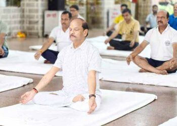 jamshedpur international yoga day-अंतरराष्ट्रीय योग दिवस पर पूर्व मुख्यमंत्री रघुवर दास ने किया योगाभ्यास, नियमित योग अपनाने का किया आह्वान jamshedpur international yoga day-अंतरराष्ट्रीय योग दिवस पर पूर्व मुख्यमंत्री रघुवर दास ने किया योगाभ्यास, नियमित योग अपनाने का किया आह्वान