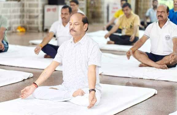 jamshedpur international yoga day-अंतरराष्ट्रीय योग दिवस पर पूर्व मुख्यमंत्री रघुवर दास ने किया योगाभ्यास, नियमित योग अपनाने का किया आह्वान