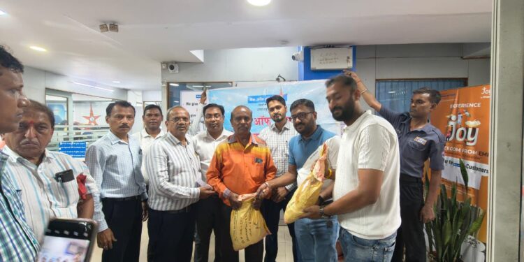 Singhbhum Chamber- सिंहभूम चैम्बर ने बैंक ऑफ इंडिया के सहयोग से व्यवसायियों के बीच बांटे सात लाख रुपये के सिक्के, कारोबार करने में होगी सहूलियत Singhbhum Chamber- सिंहभूम चैम्बर ने बैंक ऑफ इंडिया के सहयोग से व्यवसायियों के बीच बांटे सात लाख रुपये के सिक्के, कारोबार करने में होगी सहूलियत