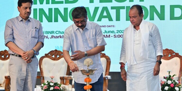 jharkhand med tech innovation day : मुख्यमंत्री हेमन्त सोरेन ‘मेड टेक इनोवेशन डे’ कार्यक्रम में हुए सम्मिलित, ‘डिस्ट्रिक्ट सैंडबॉक्स’ का किया शुभारंभ, बोले – स्वास्थ्य क्षेत्र में नवाचार और एआई ही भविष्य, 745 ‘अबुआ मेडिकल स्टोर’ खोलने की योजना