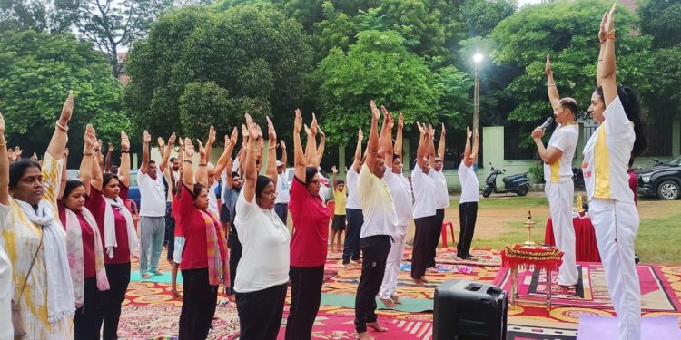 Jamshedpur yoga camp-योग संबंधी प्रश्नोत्तरी में प्रतिभागियों ने दिखाई भागीदारी, कदमा शास्त्रीनगर के जॉगर्स पार्क में लगा योग शिविर Jamshedpur yoga camp-योग संबंधी प्रश्नोत्तरी में प्रतिभागियों ने दिखाई भागीदारी, कदमा शास्त्रीनगर के जॉगर्स पार्क में लगा योग शिविर
