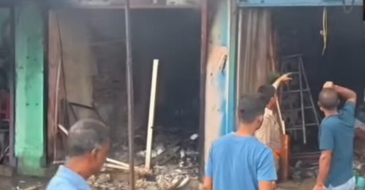 jharkhand deoghar fire- देवघर के कुंडा में दो दुकानों में लगी आग, सभी सामान जलकर हुआ राख, 10-12 लाख का नुकसान