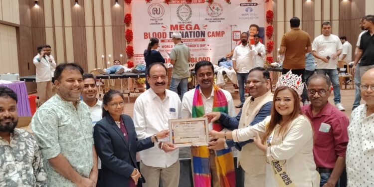 jamshedpur mega blood donation-मेगा रक्तदान शिविर में जुटा मानवता का कारवां, 272 यूनिट रक्त संग्रह, रक्तदाताओं को मिलेगा निःशुल्क एआई प्रशिक्षण, पिता-पुत्र की तीन जोड़ियों ने किया रक्तदान, महिलाओं की भी रही उल्लेखनीय भागीदारी jamshedpur mega blood donation-मेगा रक्तदान शिविर में जुटा मानवता का कारवां, 272 यूनिट रक्त संग्रह, रक्तदाताओं को मिलेगा निःशुल्क एआई प्रशिक्षण, पिता-पुत्र की तीन जोड़ियों ने किया रक्तदान, महिलाओं की भी रही उल्लेखनीय भागीदारी