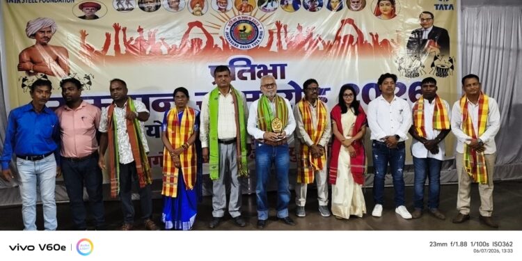 jamshedpur samman samaroh- धातकीडीह कम्युनिटी सेंटर में सम्मान समारोह आयोजित, गरीब व होनहार बच्चों को किया गया सम्मानित,जागो संस्था की ओर से कार्यक्रम का आयोजन jamshedpur samman samaroh- धातकीडीह कम्युनिटी सेंटर में सम्मान समारोह आयोजित, गरीब व होनहार बच्चों को किया गया सम्मानित,जागो संस्था की ओर से कार्यक्रम का आयोजन