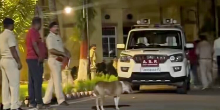 jamshedpur police action- टेल्को में महिला से छिनतई, शोर मचाने के बाद पुलिस ने बदमाशों का किया पीछा, खुद को बचाने के लिए बदमाशों ने की फायरिंग, दो को पुलिस ने धर दबोचा, अन्य की गिरफ्तारी के लिए चल रही है छापेमारी