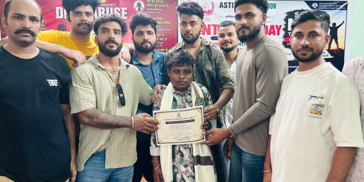 jamshedpur good news : ‘वायरल बॉय’ धूम को किया गया नशा मुक्त घोषित, अब करेंगे समाज को जागरूक, पांच और युवा को नशा से अस्तित्व संस्था ने कर दिया दूर