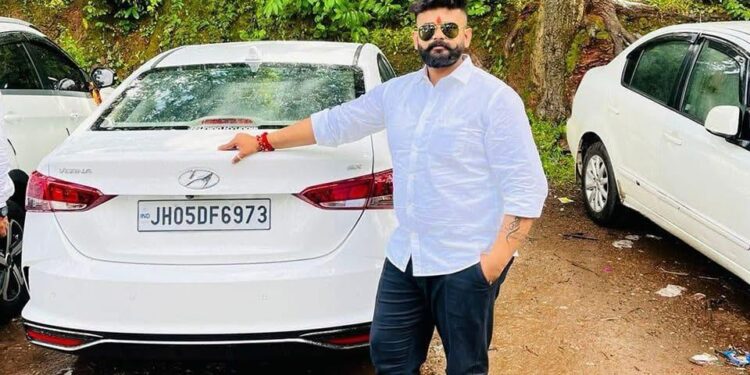 jamshedpur bistupur dd bar crime : बिष्टुपुर डीडी बार के सामने चापड़बाजी में घायल हिमांशु सिंह की मौत, एक और युवक की हालत गंभीर, जिन पुलिसवालों के सामने हो गयी हत्या, उन पर अब तक एसएसपी ने नहीं की कार्रवाई, लोगों में गुस्सा