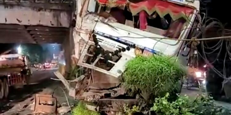 Jamshedpur accident: गोलमुरी में अनियंत्रित हाइवा डिवाइडर पर चढ़ा, देखिए – video Jamshedpur accident: गोलमुरी में अनियंत्रित हाइवा डिवाइडर पर चढ़ा, देखिए – video