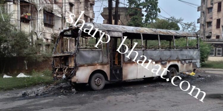 Jamshedpur fire : मानगो में शॉर्ट सर्किट से बस में लगी आग, जलकर खाक Jamshedpur fire : मानगो में शॉर्ट सर्किट से बस में लगी आग, जलकर खाक