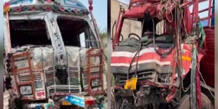 Jamshedpur accident: मरीन ड्राइव पर दो ट्रकों में भिड़ंत, कोल्ड ड्रिंक्स लदे ट्रक का चालक केबिन में फंसा