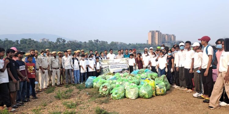 Jamshedpur cleanliness drive – सोनारी दोमुहानी घाट पर चलाया गया स्वच्छता अभियान, पर्यावरण-अनुकूल जीवनशैली अपनाने की अपील Jamshedpur cleanliness drive – सोनारी दोमुहानी घाट पर चलाया गया स्वच्छता अभियान, पर्यावरण-अनुकूल जीवनशैली अपनाने की अपील